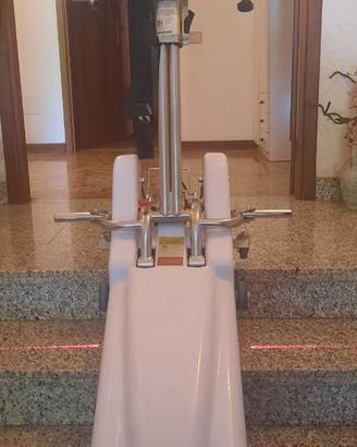 Montascale a cingoli LG2004 – 2025, con carrozzina