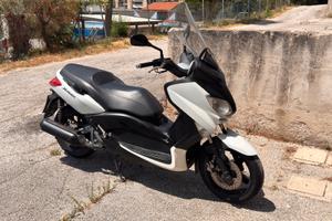 Yamaha X-max 250 - pari al nuovo, gomme nuove.