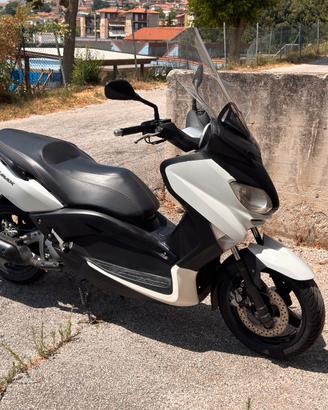 Yamaha X-max 250 - pari al nuovo, gomme nuove.