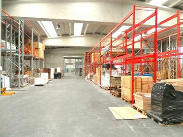 Capannone con baie di carico e uffici