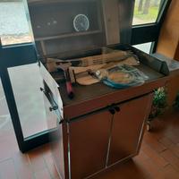 Piastra barbecue con coperchio e carretto con ante