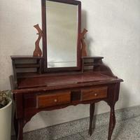 Toeletta vintage in legno con specchio orientabile