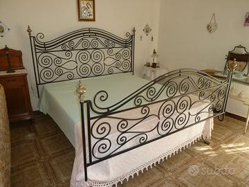 LETTO ANTICO IN FERRO PIENO BATTUTO