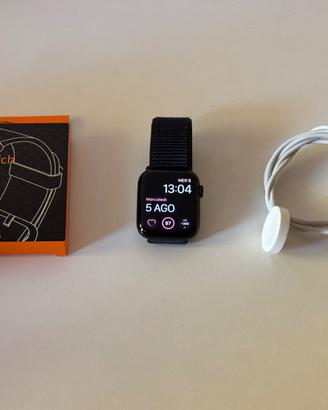 Orologio smartwatch Apple SE 44mm e custodia