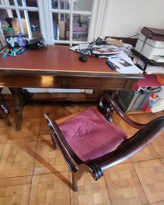 scrittoio con due sedie in noce e pelle anni 20