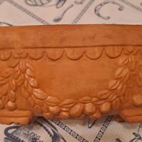 Vaso basso decorato a mano in terracotta