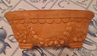 Vaso basso decorato a mano in terracotta