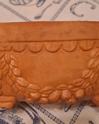 Vaso basso decorato a mano in terracotta