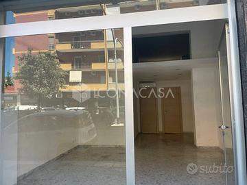 Locale commerciale con deposito