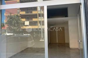 Locale commerciale con deposito