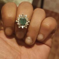 Anello con una grande Pietra smeraldo e diamanti