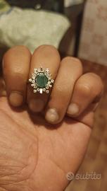 Anello con una grande Pietra smeraldo e diamanti