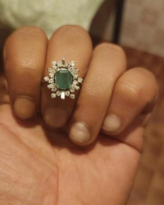 Anello con una grande Pietra smeraldo e diamanti