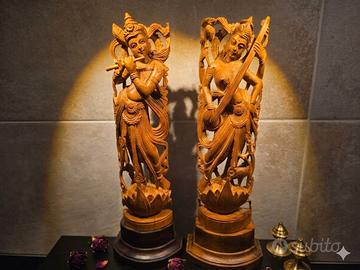 Coppia di sculture Krishna e Saraswati in legno in