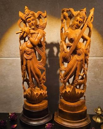 Coppia di sculture Krishna e Saraswati in legno in
