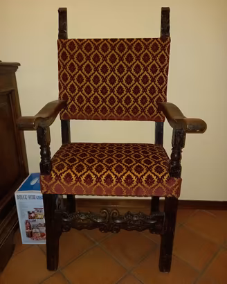 Antica poltrona in noce del 600