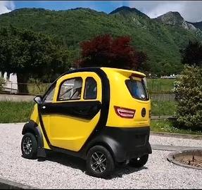 Scooter cabinato Freedom Uno giallo