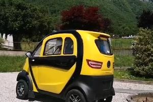 Scooter cabinato Freedom Uno giallo