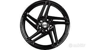 Jaguar F-Pace, cerchi lega con gomme termiche