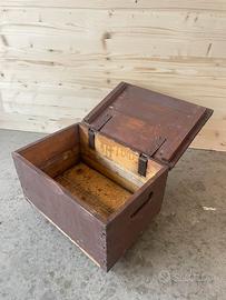 Cassa antica in legno con coperchio