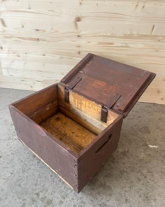 Cassa antica in legno con coperchio