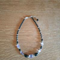 Collana girocollo con pietre nere e lilla