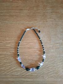 Collana girocollo con pietre nere e lilla