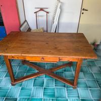 Tavolo con cassetto centrale