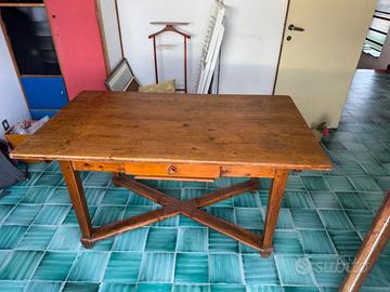 Tavolo con cassetto centrale