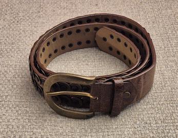 Cintura da donna con borchie. 