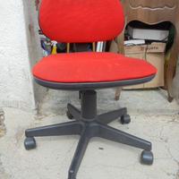 Sedia girevole con ruote  colore rossa  permuto