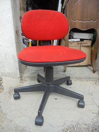 Sedia girevole con ruote  colore rossa  permuto