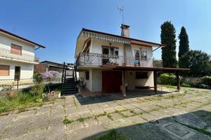 CASA SINGOLA CON PORTICATO ESTERNO