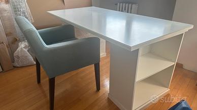 Scrivania con cassettiera e libreria