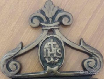 acquasantiera con simbolo bernardiniano