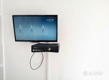 Xbox 360 Slim + 2 Controller e un gioco