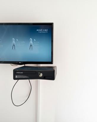 Xbox 360 Slim + 2 Controller e un gioco