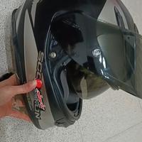 casco integrale con visiera nera