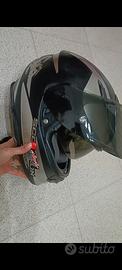 casco integrale con visiera nera