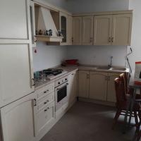 Cucina con fornelli e forno