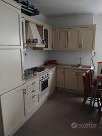 Cucina con fornelli e forno