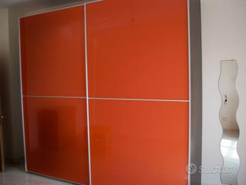 armadio ad ante scorrevoli in vetro arancione