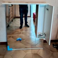 Specchio bagno con luci. Nuovo, mai usato.