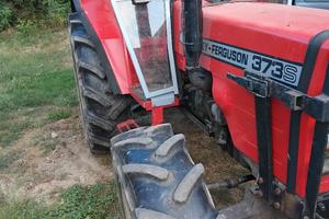 Trattore con vari attrezzi