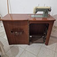 Macchina da cucire vintage con mobile