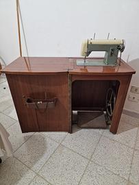 Macchina da cucire vintage con mobile