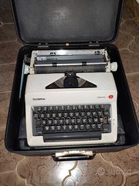 Macchina da scrivere vintage Olympia Monica