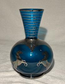 Vaso in vetro blu con cavalli  in argento