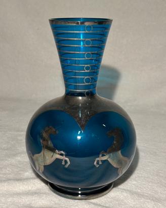 Vaso in vetro blu con cavalli  in argento