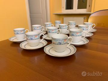 Servizio di 12 tazzine Eschenbach in porcellana.